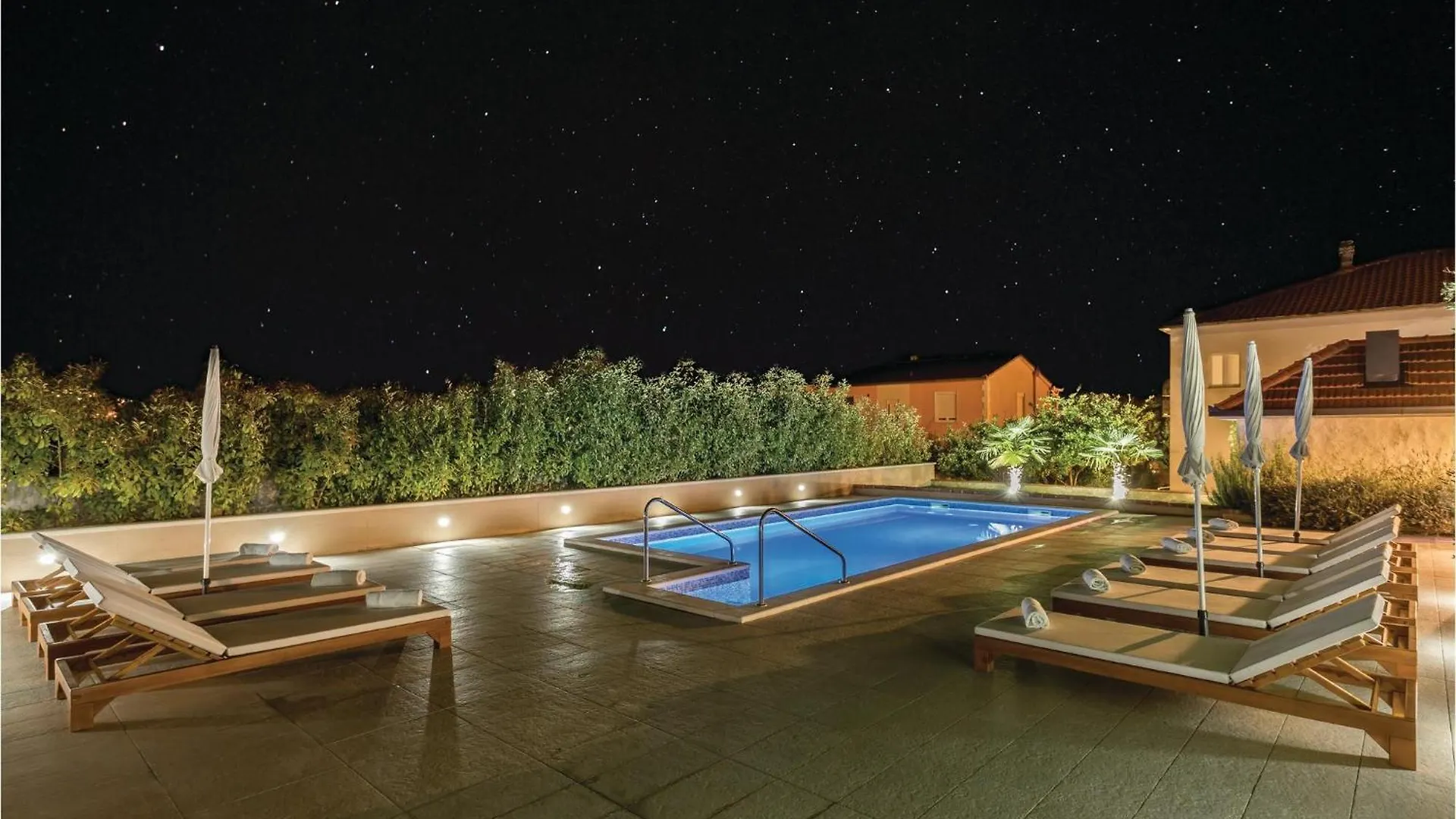 Feriehus Lovely Home In Split With House Sea View